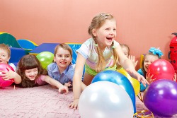 Spielende Kinder als Illustration zur Motopädagogik und Psychomotorik