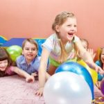 Spielende Kinder als Illustration zur Motopädagogik und Psychomotorik