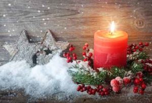 Frohe Weihnachten: Schnee, Sterne und eine brennende Kerze