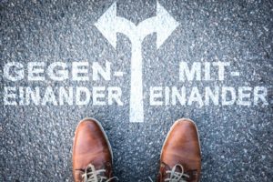 Illustration gegeneinander versus miteinander