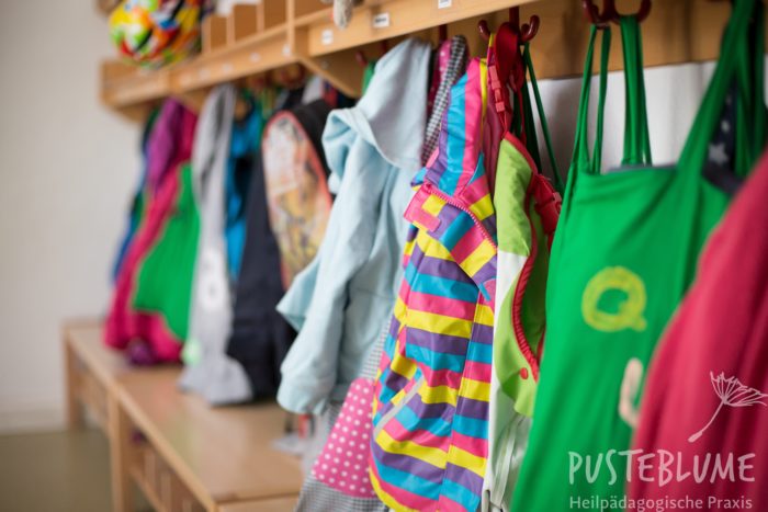 Arbeitsort für Helfer oder Helferinnen: Bild eines Kindergartens (Jacken an der Garderobe)