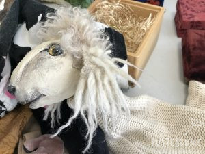 Fotos einer Schaf-Handpuppe für Puppenspiel